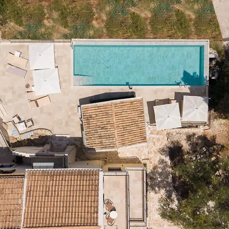 Willa Lithos Courtyard *